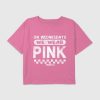 Copiii înseamnă fete rău în zilele de miercuri, purtăm tricou crop boxy cu grafică roz Copiii înseamnă fete rău în zilele de miercuri, purtăm tricou crop boxy cu grafică roz