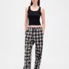 Gap × Pantaloni PJ din flanel cu craniu pentru adulți, de la Disney Tim Burton, The Nightmare Before Christmas Gap × Pantaloni PJ din flanel cu craniu pentru adulți, de la Disney Tim Burton, The Nightmare Before Christmas