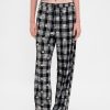 Gap × Pantaloni PJ din flanel cu craniu pentru adulți, de la Disney Tim Burton, The Nightmare Before Christmas Gap × Pantaloni PJ din flanel cu craniu pentru adulți, de la Disney Tim Burton, The Nightmare Before Christmas