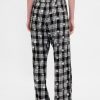Gap × Pantaloni PJ din flanel cu craniu pentru adulți, de la Disney Tim Burton, The Nightmare Before Christmas Gap × Pantaloni PJ din flanel cu craniu pentru adulți, de la Disney Tim Burton, The Nightmare Before Christmas
