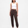 Pantaloni de jogging GapFit Tech cu talie mare cu fermoar Pantaloni de jogging GapFit Tech cu talie mare cu fermoar