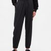 Pantaloni de jogging GapFit Tech cu talie mare cu fermoar Pantaloni de jogging GapFit Tech cu talie mare cu fermoar