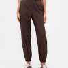Pantaloni de jogging GapFit Tech cu talie mare cu fermoar Pantaloni de jogging GapFit Tech cu talie mare cu fermoar