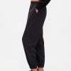 Pantaloni de jogging GapFit Tech cu talie mare cu fermoar Pantaloni de jogging GapFit Tech cu talie mare cu fermoar