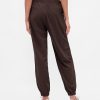 Pantaloni de jogging GapFit Tech cu talie mare cu fermoar Pantaloni de jogging GapFit Tech cu talie mare cu fermoar
