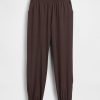 Pantaloni de jogging GapFit Tech cu talie mare cu fermoar Pantaloni de jogging GapFit Tech cu talie mare cu fermoar