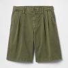 Pantaloni scurți kaki plisați Pantaloni scurți kaki plisați