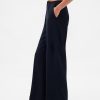 Pantaloni simpli cu picioare late Pantaloni simpli cu picioare late
