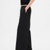 Pantaloni simpli cu picioare late Pantaloni simpli cu picioare late
