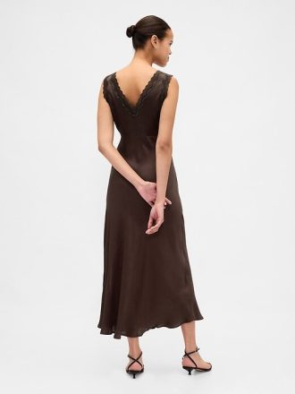 Rochie maxi cu decolteu în V cu dantelă din satin Rochie maxi cu decolteu în V cu dantelă din satin