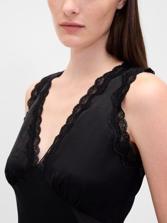Rochie maxi cu decolteu în V cu dantelă din satin Rochie maxi cu decolteu în V cu dantelă din satin