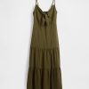 Rochie maxi cu etaje cu cravată în față Rochie maxi cu etaje cu cravată în față