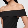 Rochie midi cu umăr dezactivat în compoziție mixtă Rochie midi cu umăr dezactivat în compoziție mixtă