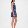 Rochie mini cu decolteu în V din denim în carouri Rochie mini cu decolteu în V din denim în carouri
