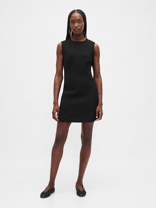 Rochie mini cu decolteu înalt Rochie mini cu decolteu înalt