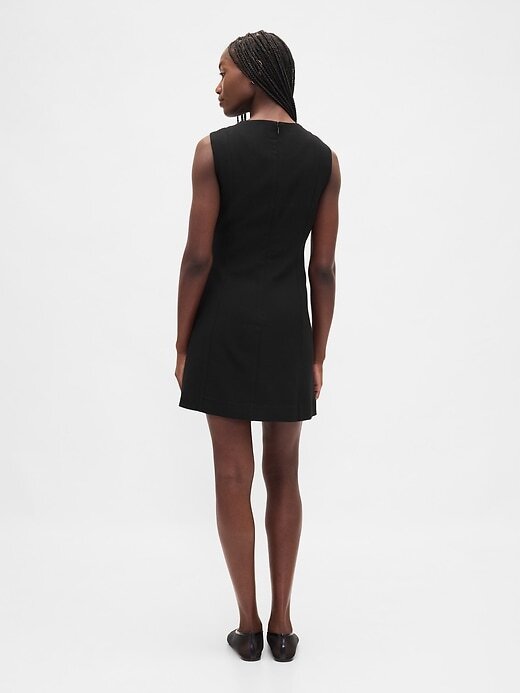 Rochie mini cu decolteu înalt Rochie mini cu decolteu înalt