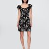 Rochie mini din crepon cu maneci fluturate Rochie mini din crepon cu maneci fluturate