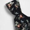 Rochie mini din crepon cu maneci fluturate Rochie mini din crepon cu maneci fluturate