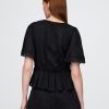 Top cu mâneci fluturate cu dantelă Top cu mâneci fluturate cu dantelă