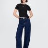 Tricou crop cu logo modern Tricou crop cu logo modern