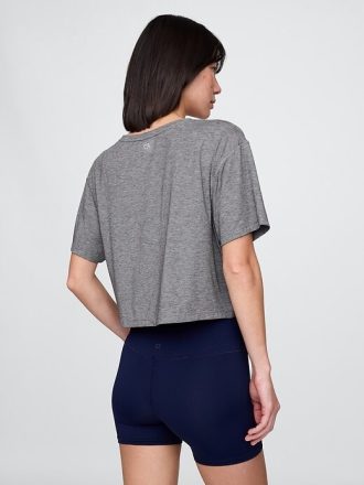 Tricou crop GapFit Breathe cu decolteu în V Tricou crop GapFit Breathe cu decolteu în V