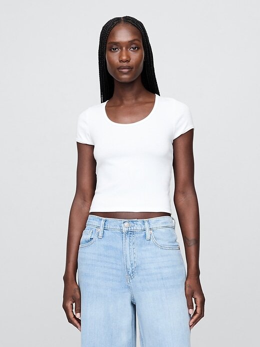 Tricou crop modern cu mânecă șapcă Tricou crop modern cu mânecă șapcă