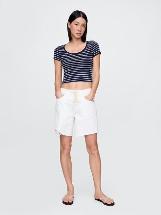 Tricou crop modern cu mânecă șapcă