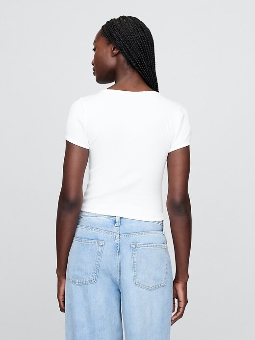Tricou crop modern cu mânecă șapcă Tricou crop modern cu mânecă șapcă