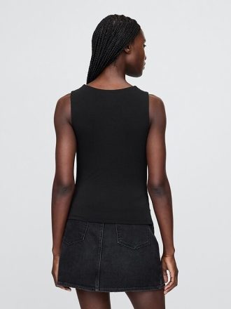 Tricou decupat cu gât