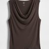 Tricou decupat cu gât