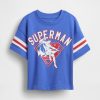 Tricou grafic supradimensionat DC™ Superman pentru bebeluși și copii mici Tricou grafic supradimensionat DC™ Superman pentru bebeluși și copii mici