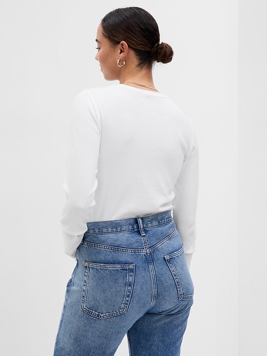 Tricou modern cu decolteu Tricou modern cu decolteu